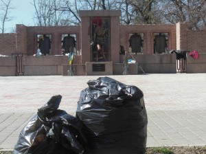 Блогеры отмыли памятник и убрали мусор